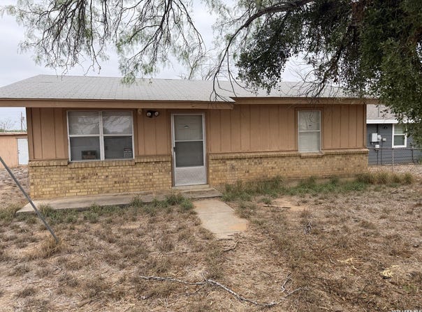 405 N 14TH ST, Carrizo Springs, TX 78834