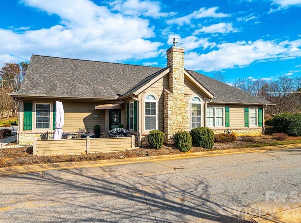 823 Wynnshire Drive, Hickory, NC 28601