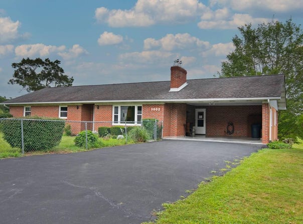 3602 True Rd, Hinton, WV 25951