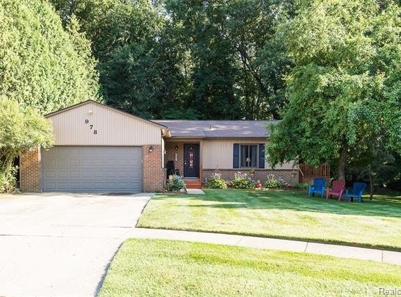 978 Alpine Drive, Brighton, MI 48116