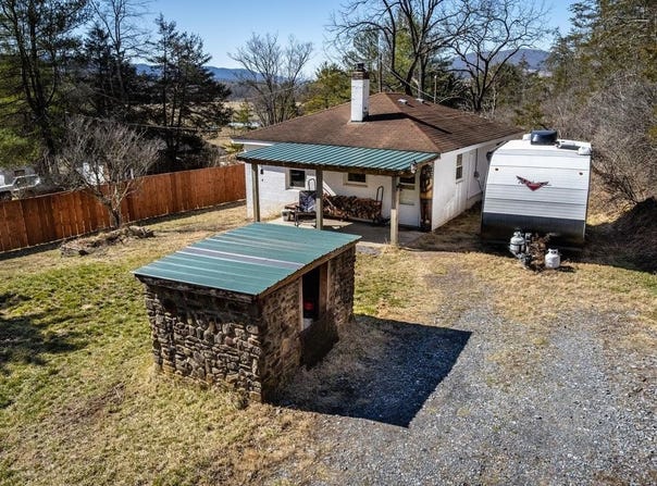 2077 DEERFIELD VALLEY RD, WEST AUGUSTA, VA 24485