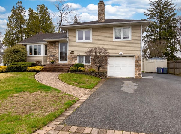 469 French Avenue, North Babylon, NY 11703
