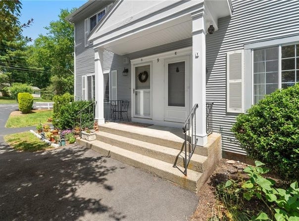 9 Eagle Run, Warwick, RI 02818