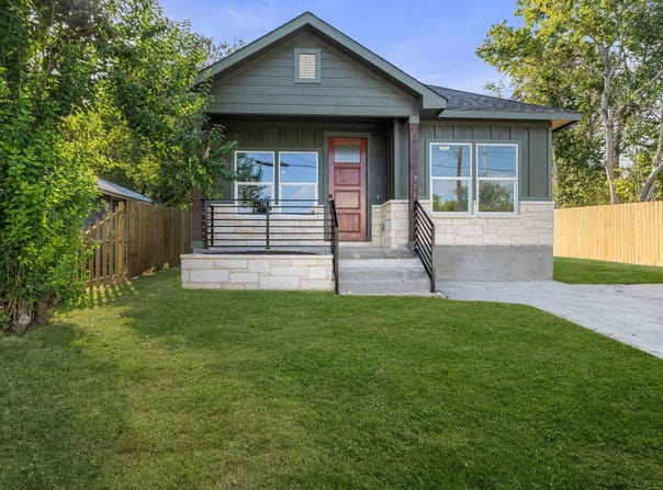 721 Chihuahua ST, Lockhart, TX 78644
