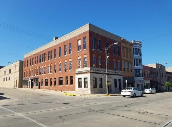 28 W Main, FREEPORT, IL 61032