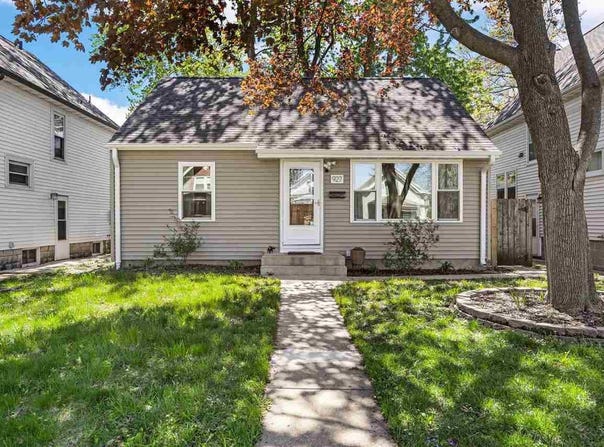 927 G Ave NW, CedarRapids, IA 52405