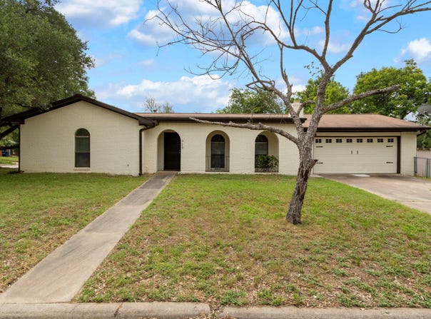 220 E Belton Ave, Rockdale, TX 76567