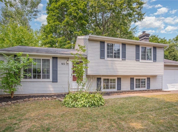 93 Falcon Dr, Henrietta, NY 14586
