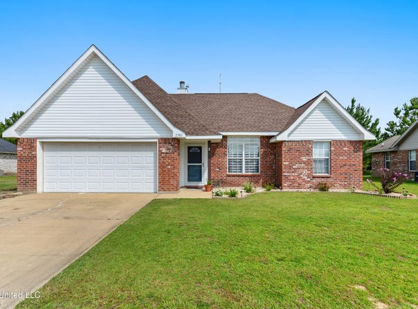 2301 Paula Circle, Ocean Springs, MS 39564