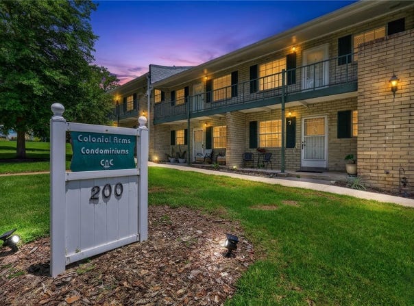 200 E 10TH AVENUE, MOUNT DORA, FL 32757