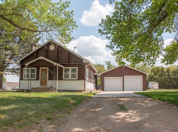230 N 6th Ave, Burwell, NE 68823