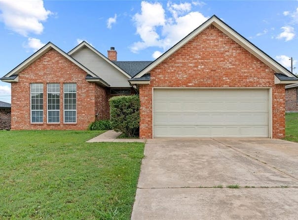 1323 E Oak Street, El Reno, OK 73036
