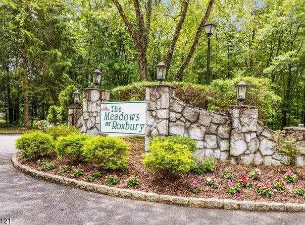 74 Garden Ct, Roxbury Twp., NJ 07876-1254
