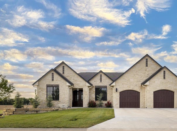 907 Veranda Cir, McPherson, KS 67460