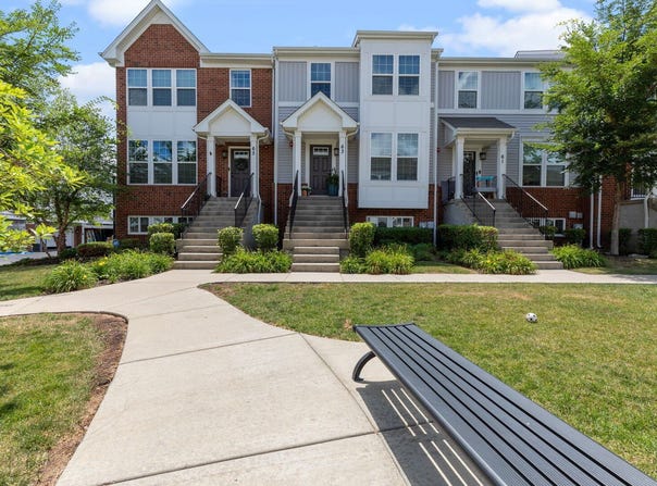 63 Nicholas Drive W, Des Plaines, IL 60016