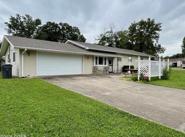 202 Commercial Street, Oswego, KS 67356