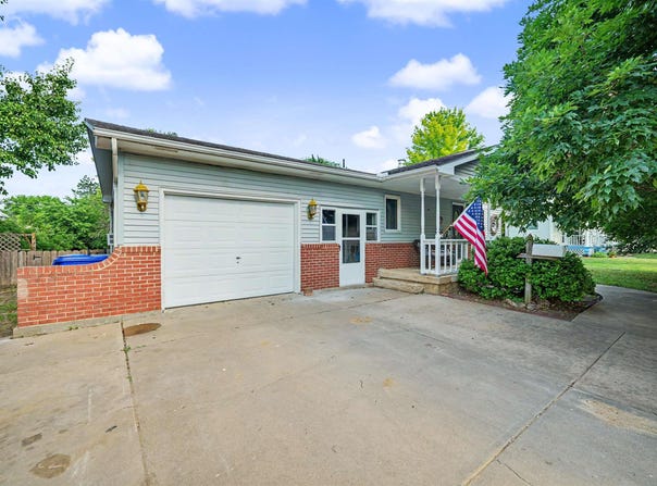105 S Cedar St, Lindsborg, KS 67456