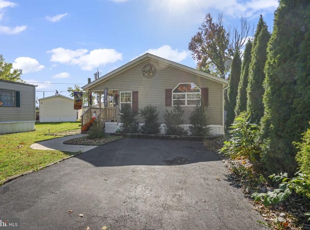 5 STERLING Court, EAST WINDSOR TWP, NJ 08520