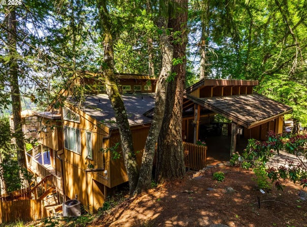 3721 PINE CANYON Dr, Eugene, OR 97405