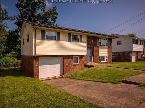1105 Hollyberry Lane, South Charleston, WV 25309