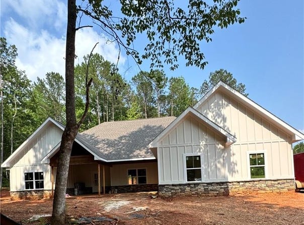 1652 Lee Road 183, Smiths Station, AL 36804