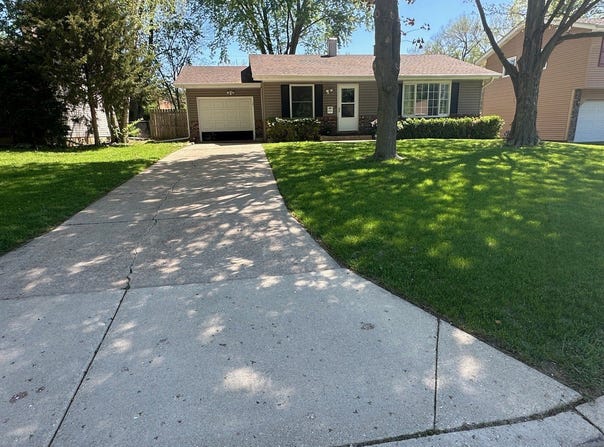 201 Lilac Lane, North Aurora, IL 60542
