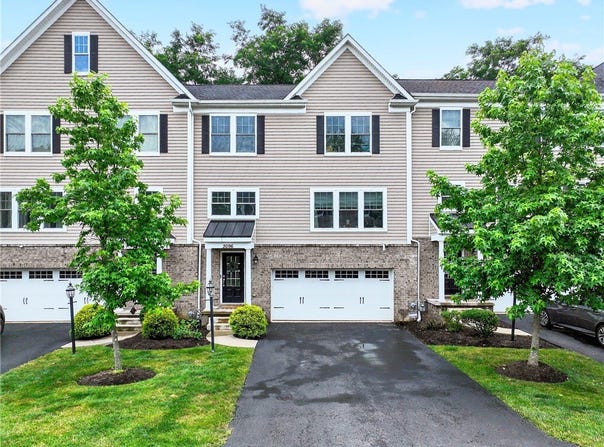 3096 Raintree Dr, Hampton, PA 15044