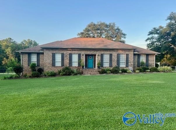 403 Mountain Lake Circle, Rainbow City, AL 35906