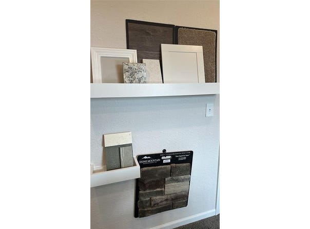 427 Rock Creek Drive, Tonganoxie, KS 66086