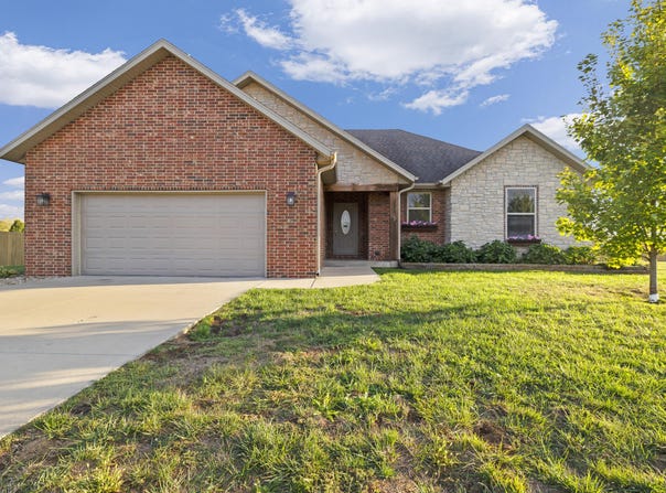 1910 E Whetstone Drive, Ozark, MO 65721
