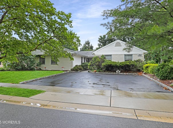 4 Dawn Way, Aberdeen, NJ 07747