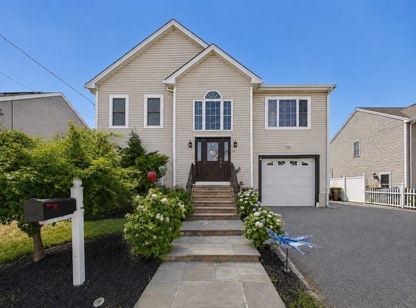 19 Abington Ln., Fall River, MA 02721