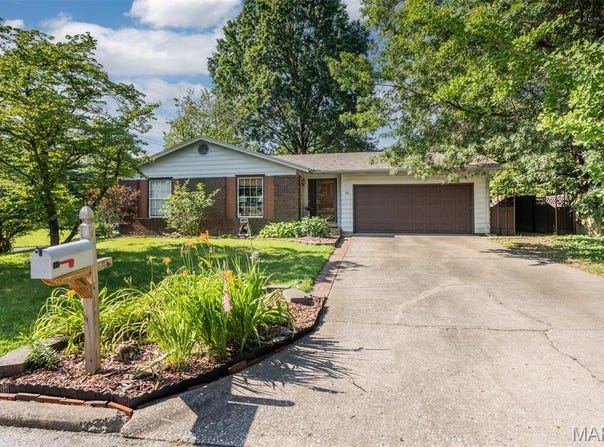 14 Biscayne Drive, Edwardsville, IL 62025