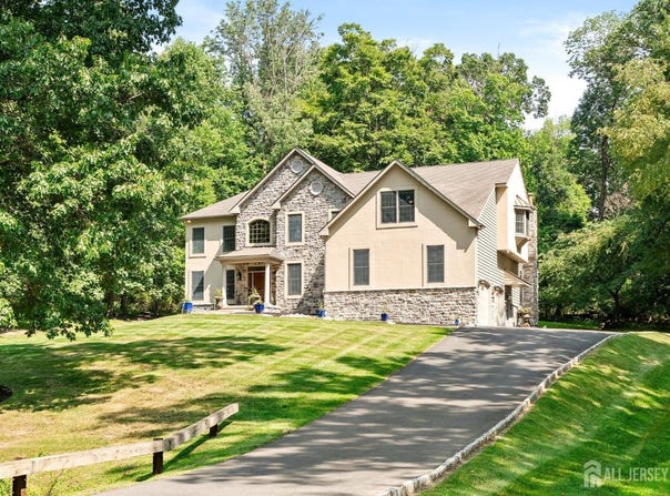 12 Mountain View Court, Ewing, NJ 08628