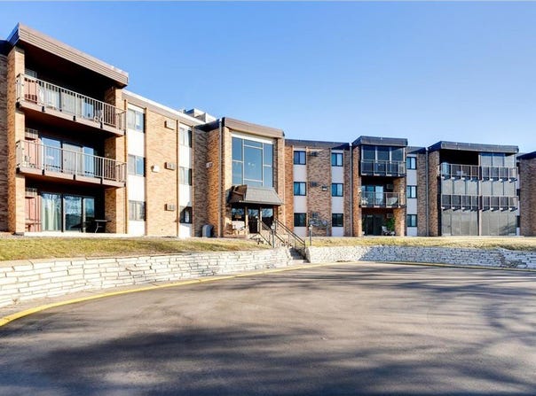 2700 Oxford Street N, Roseville, MN 55113