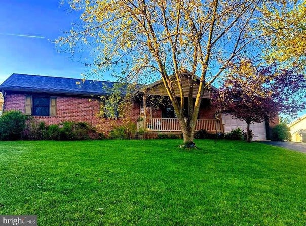 26 FARMINGTON DRIVE, YORK, PA 17407