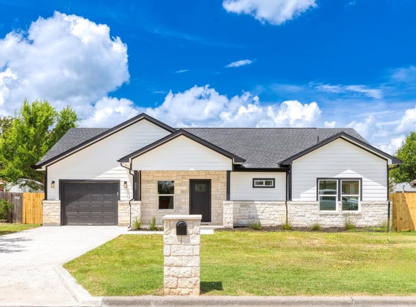 907 Fannin ST, Lockhart, TX 78644