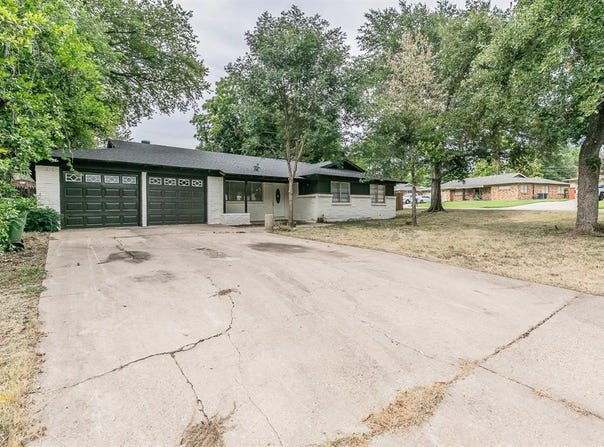 400 Joanna Drive, Hurst, TX 76053