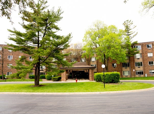 1500 Robin Circle, Hoffman Estates, IL 60169