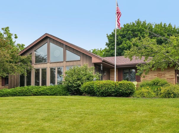 S46w22428 Tansdale Rd, Waukesha, WI 53189