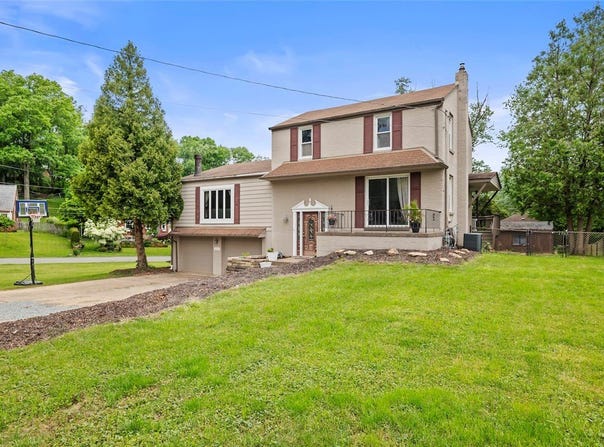 3416 Sterling Dr, Bethel Park, PA 15102