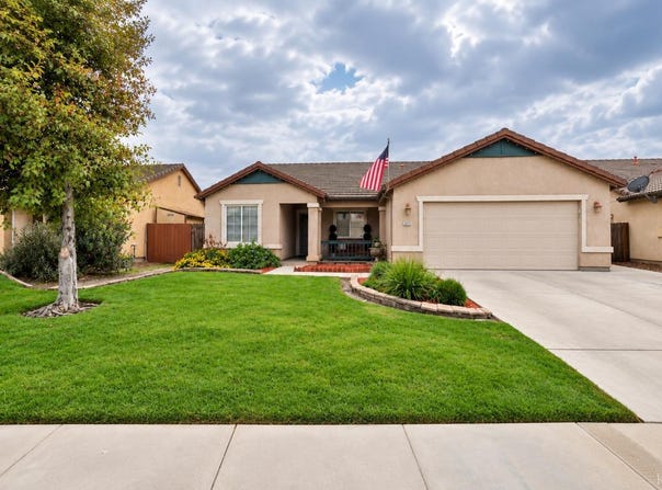 2073 W Queens Way W, Hanford, CA 93230