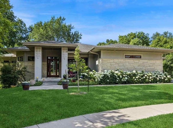 2000 Forest Hill Cir, Coralville, IA 52241
