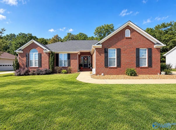 118 Saint Martin Drive, Rainbow City, AL 35906