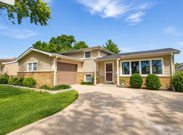 98 Lancaster Lane, Des Plaines, IL 60018