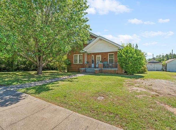 92 Fourth St, Greenwood, SC 29646
