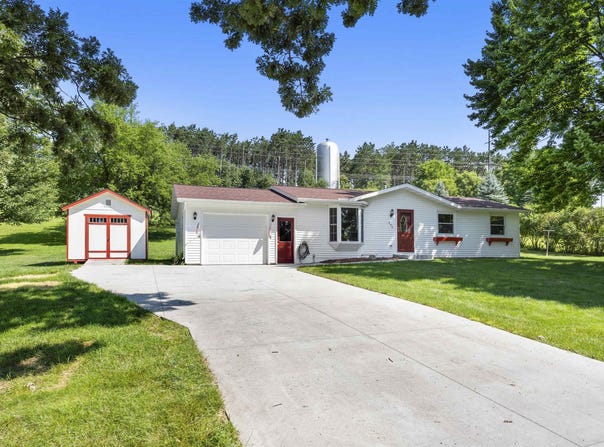 390 BLAINE Street, IOLA, WI 54945