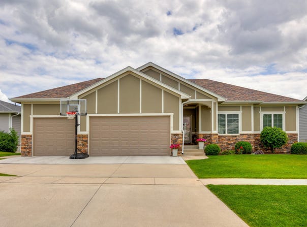 9824 Dunmore Circle, Johnston, IA 50131