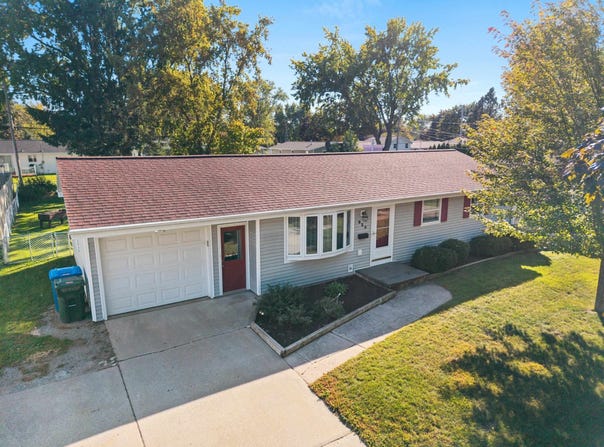 923 AMHART Drive, DE PERE, WI 54115-1124
