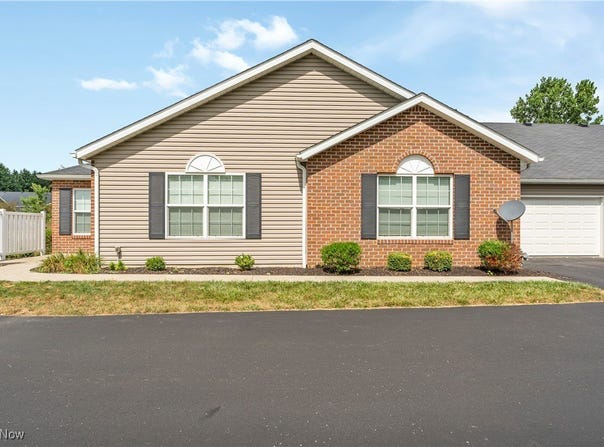 217 Woodbury Glen Street, Hartville, OH 44632